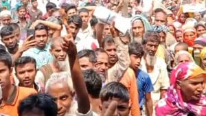 নেতা কার্ড নিয়েছেন, চাল না পেয়ে বিতরণকেন্দ্রে দুস্থদের হট্টগোল