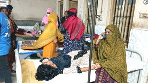 কারখানার ইফতারি খেয়ে  শতাধিক শ্রমিক অসুস্থ