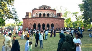 গোর-এ শহীদ ময়দানে লাখো মুসল্লির ঈদ জামাত