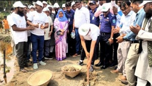আমরা মানুষকে আর ঢাকামুখী করতে চাই না