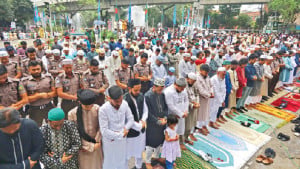 উৎসবমুখর পরিবেশে ঈদ উদযাপন