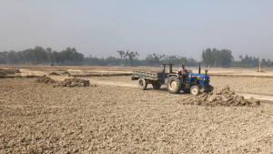 ফসলি জমির উপরিভাগের মাটি সাবাড়, হুমকিতে কৃষি