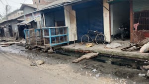 কোথাও স্ল্যাব নেই, কোথাও  ভাঙা, আবর্জনায় বন্ধ মুখ