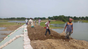 কৃষকের চাঁদার টাকায় বাঁধ নির্মাণ