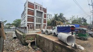 মুক্তিযোদ্ধা কমপ্লেক্সে বসে মাদকসেবীদের আড্ডা