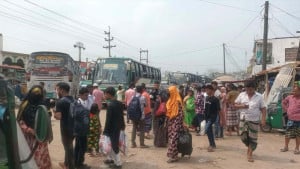 কর্মস্থলে ফিরতে বাড়তি ভাড়ার বিড়ম্বনা