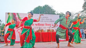 শহীদ মিনারে গণসংগীত, নৃত্য আবৃত্তিতে মুগ্ধ দর্শক-শ্রোতা
