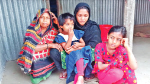 বাবার কবরের মাটি বুকে নিয়ে ঘুমায় শিশু আমেনা