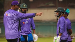 সিমন্সের ফোকাস মাঝের ওভারে