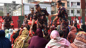 নবাবগঞ্জে অসচ্ছল ও দুস্থ পরিবারের মাঝে বিজিবির ইফতার সামগ্রী বিতরণ