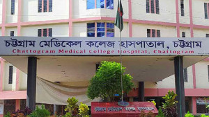 চট্টগ্রামের টেরিবাজারে বহুতল ভবনে আগুন, নিহত ২