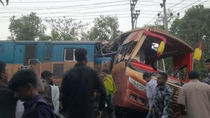 কুমিল্লায় রেলক্রসিংয়ে ট্রেনের ধাক্কায় ১২ বাসযাত্রী নিহত