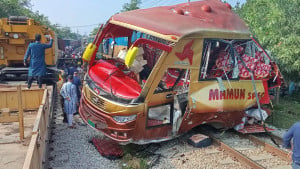 বাসটিকে দুমড়েমুচড়ে আধা কিলেমিটার দূরে নিয়ে যায় ট্রেন