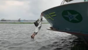 তাড়াহুড়ো করে লঞ্চে উঠতে গিয়ে নদীতে পড়ে গেলেন যাত্রী