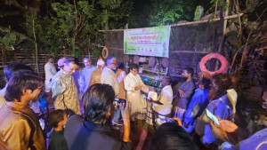 ‘আমরা দুর্বারের’ উদ্যোগে জেলে-মাঝি ও সুবিধাবঞ্চিত শিশুদের মাঝে ঈদ সামগ্রী বিতরণ