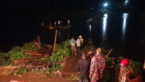ভাসমান সেতু উল্টে ভাই-বোনসহ ৫ জনের মৃত্যু, নিখোঁজ ৫