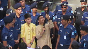 গুলির শব্দে শুরু ঈদ জামাত, বিশ্বে এক অনন্য রেওয়াজ