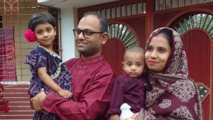 কানে লাল ফুল গোঁজা মেয়েটি বেঁচে আছে, হারিয়েছে মা-ভাইকে