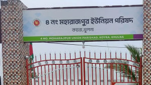 ‘চাল চাতি গেলি ঘাড় ধইরে ফেলায় দেছে’
