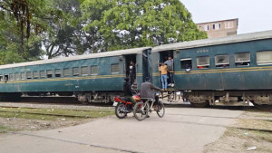 গুরুত্বপূর্ণ মোড়ে অবৈধ রেলক্রসিং, পারাপারে ঝুঁকি