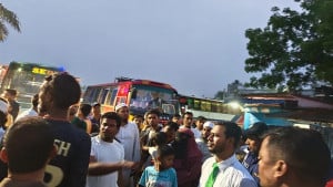 ঢাকা ফিরতেও বাড়তি ভাড়া, যানজট