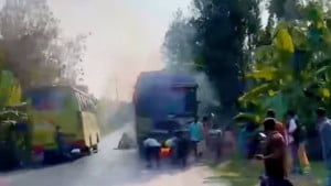 যশোরে চলন্ত বাসে হঠাৎ আগুন, অক্ষত যাত্রীরা  