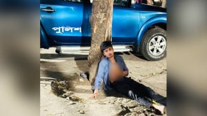 ছাত্রলীগের সঙ্গে সংশ্লিষ্টতার অভিযোগ তুলে ঢাবি শিক্ষার্থীকে পিটিয়ে থানায় সোপর্দ