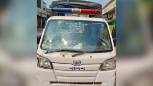 নাটোরে গ্রামবাসীর হামলায় আহত তিন পুলিশ সদস্য