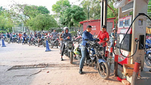 তেল নিতে অপেক্ষার সময় কমলেও সংকট কাটেনি