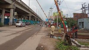 পালিয়েছেন গেটম্যান, দু’জন সাময়িক বরখাস্ত
