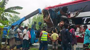 দিনাজপুরে বাস-ট্রাক মুখোমুখি সংঘর্ষে নিহত ২, আহত ১০