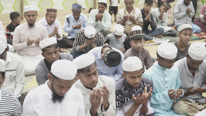 আনন্দে মেতেছে শিশুরা, বড়দের চোখে-মুখে বিষাদ
