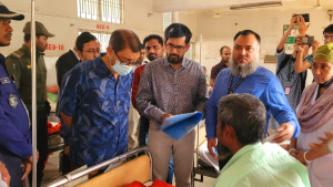 হঠাৎ উপজেলা স্বাস্থ্য কমপ্লেক্সে স্বাস্থ্যমন্ত্রী, অনুপস্থিত অর্ধেক চিকিৎসক