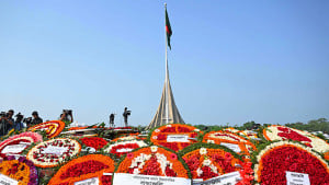 জাতীয় স্মৃতিসৌধ মানুষের ঢল, শ্রদ্ধার ফুলে ভরে উঠেছে বেদি