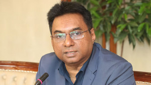 হঠাৎ অনিশ্চয়তার মুখে পড়ার বড় ধরনের ঝুঁকির মধ্যে রয়েছে দেশের অর্থনীতি: সেলিম রায়হান 