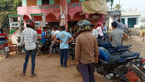 বেশিরভাগ তেল পাম্প বন্ধ, কোনো একটি খোলার খবর পেলেই ছুটছে মানুষ 