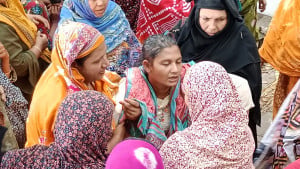 মেয়েকে নিয়ে সাঁতরে পন্টুনের কাছে আসেন শাকিলা, আনতে পারেননি ছেলেকে  