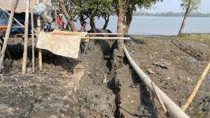 পাইপ বসাতে উপকূল রক্ষা বাঁধে ছিদ্র বালু ব্যবসায়ীর