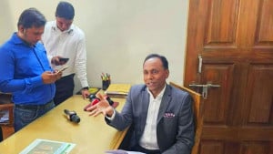 ভূমি অফিসের বারান্দায় বসে থাকলেন প্রতিমন্ত্রী, কাউকে না পেয়ে ক্ষোভ