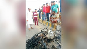 সিদ্ধিরগঞ্জে ছিনতাইয়ের চেষ্টার সময় গণপিটুনিতে তরুণ নিহত, মোটরসাইকেলে আগুন