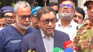 ঢামেকে আকস্মিক পরিদর্শন, দালালমুক্ত হাসপাতালের ঘোষণা স্বাস্থ্যমন্ত্রীর