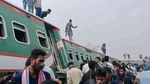 সান্তাহারে নীলসাগর এক্সপ্রেসের ৯ বগি লাইনচ্যুত, শতাধিক যাত্রী আহত
