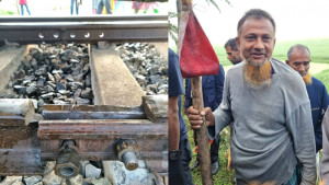 কলার মোচা উঁচিয়ে ট্রেন থামালেন নির্মাণ শ্রমিক, দুর্ঘটনা থেকে রক্ষা পঞ্চগড় এক্সপ্রেসের