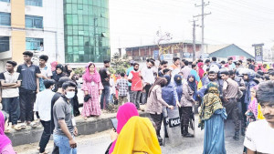 বেতন-বোনাসের দাবিতে ভালুকায় মহাসড়ক অবরোধ