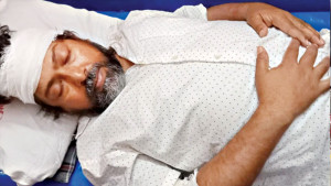 সংবাদের জেরে হাতুড়ি দিয়ে পিটুনি