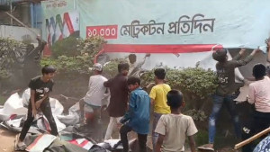কম্পনের অভিযোগে সোনারগাঁয়ে সিমেন্ট কারখানায় হামলা