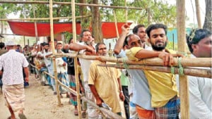 জেলেরা ৮ থেকে ১০ কেজি চাল কম পাচ্ছেন
