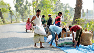 ‘মহাজনের ঘরোত যেই দাম কয়, লস হইলেও বেচা নাগে’