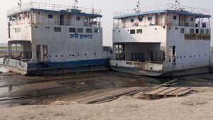বালুচরে আটকা কুঞ্জলতা-কদম ২০ জেলার মানুষের ভোগান্তি