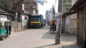 সড়কের মাঝে খুঁটি, দুর্ঘটনার ঝুঁকি